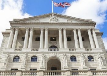BoE frene bastı, faizi sabit tuttu