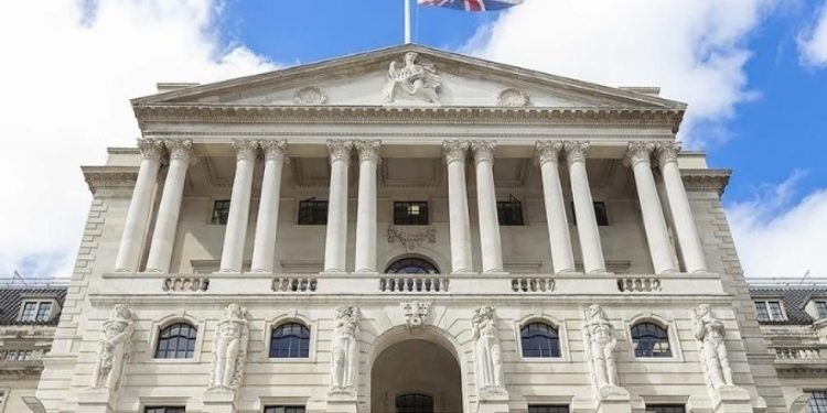 BoE frene bastı, faizi sabit tuttu