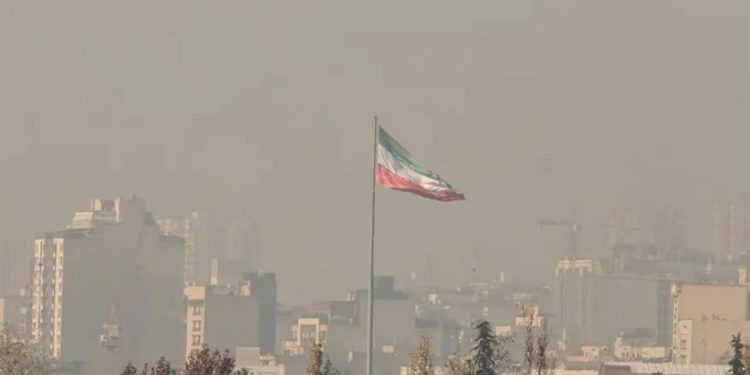 İngiltere’nin Tahran Büyükelçiliği geçici olarak kapatıldı