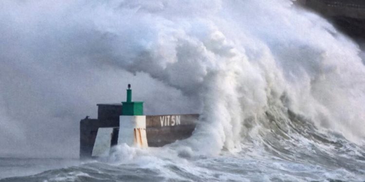 Nils Fırtınası hayatı felç etti: 100’den fazla uçuş iptal